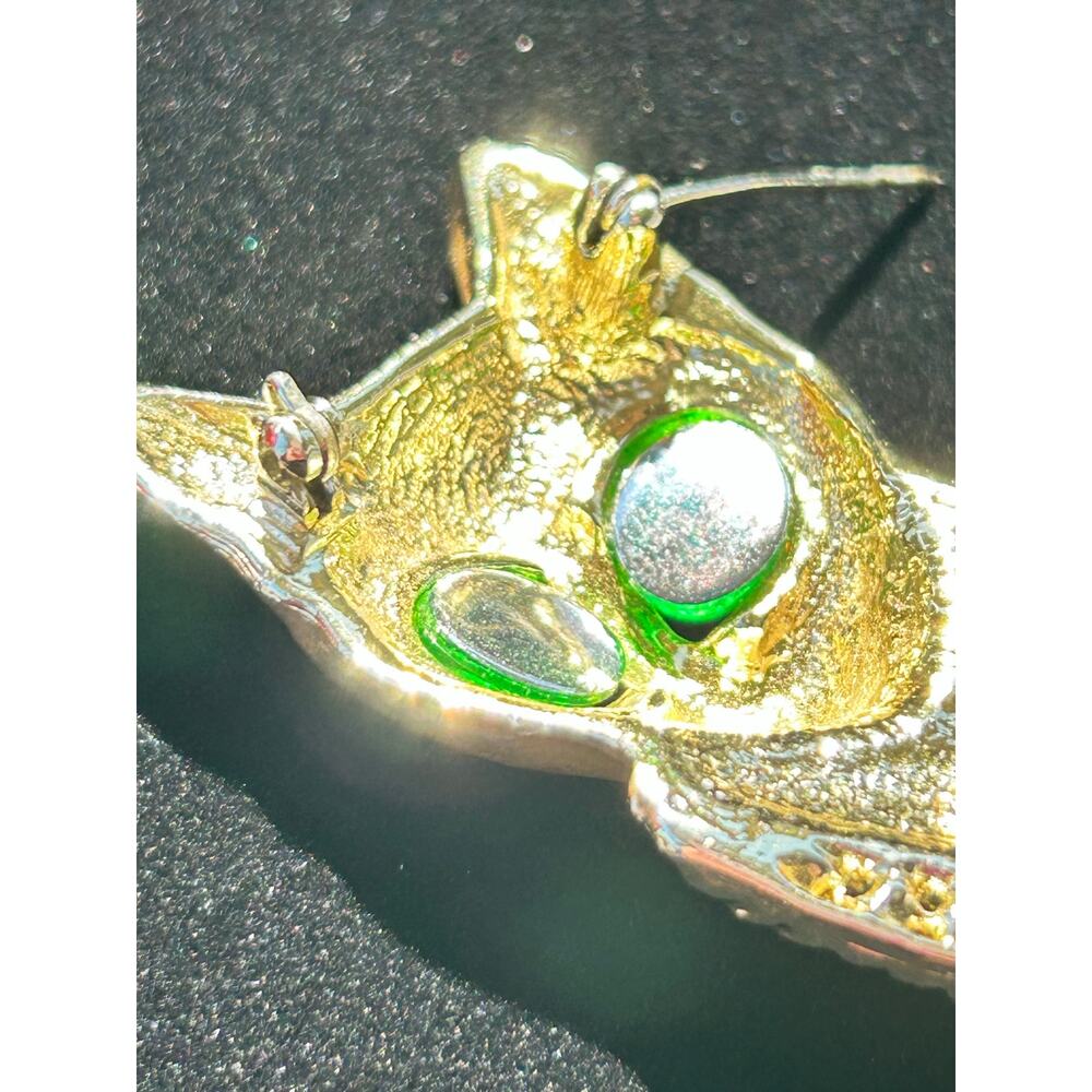 Vintage AJC Egyptian Cat Brooch Gold Tone Matte Finish Green Eyes Pin - Picture 7 of 9